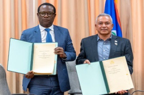 Belize și Guyana semnează memorandum pentru conservarea pădurilor tropicale Într-un demers menit să întărească cooperarea regională în domeniul protejării mediului, Belize și Guyana au semnat recent un memorandum de înțelegere (MoU) pentru consolidarea eforturilor în conservarea, gestionarea durabilă și protejarea pădurilor tropicale