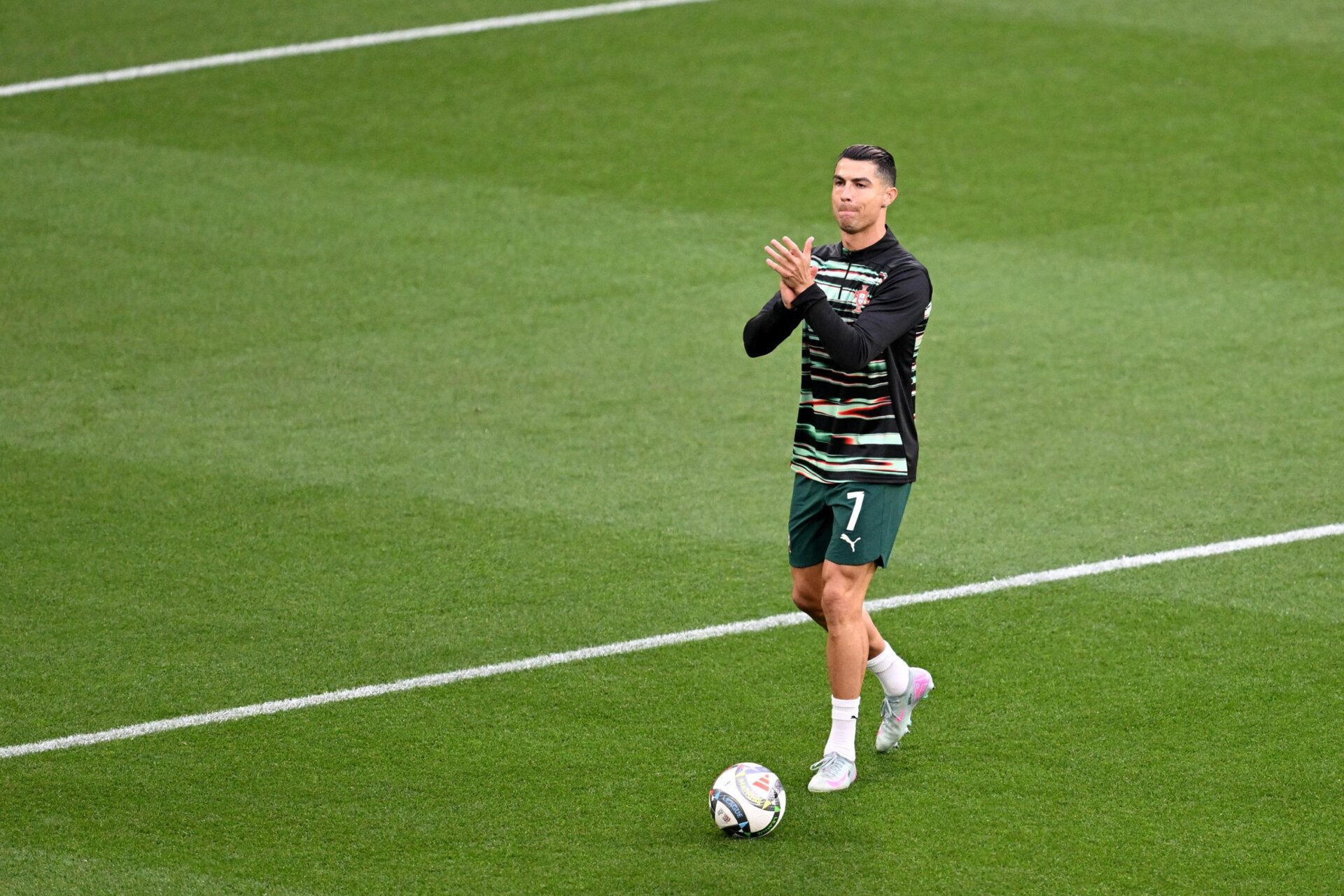 Cristiano Ronaldo devine acționar major la UD Almeria: impactul mediatic și obiectivele ambițioase ale clubului Luna trecută, fotbalistul portughez Cristiano Ronaldo a făcut o mutare îndrăzneață în lumea cluburilor din Spania, achiziționând un pachet de 25% din acțiunile clubului UD Almeria, echipă care activează în Segunda Division