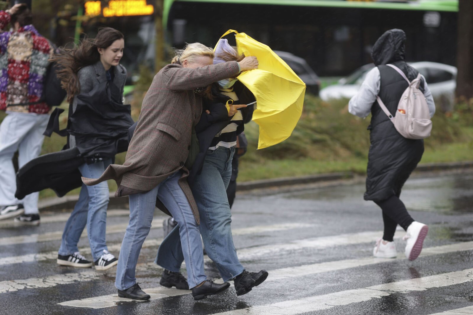 Vânt puternic și vreme închisă în București și județele din sud-estul țării Administrația Națională de Meteorologie (ANM) a emis, pentru astăzi, o avertizare de cod galben de vânt puternic care afectează mai multe zone din România, printre care București și județul Ilfov