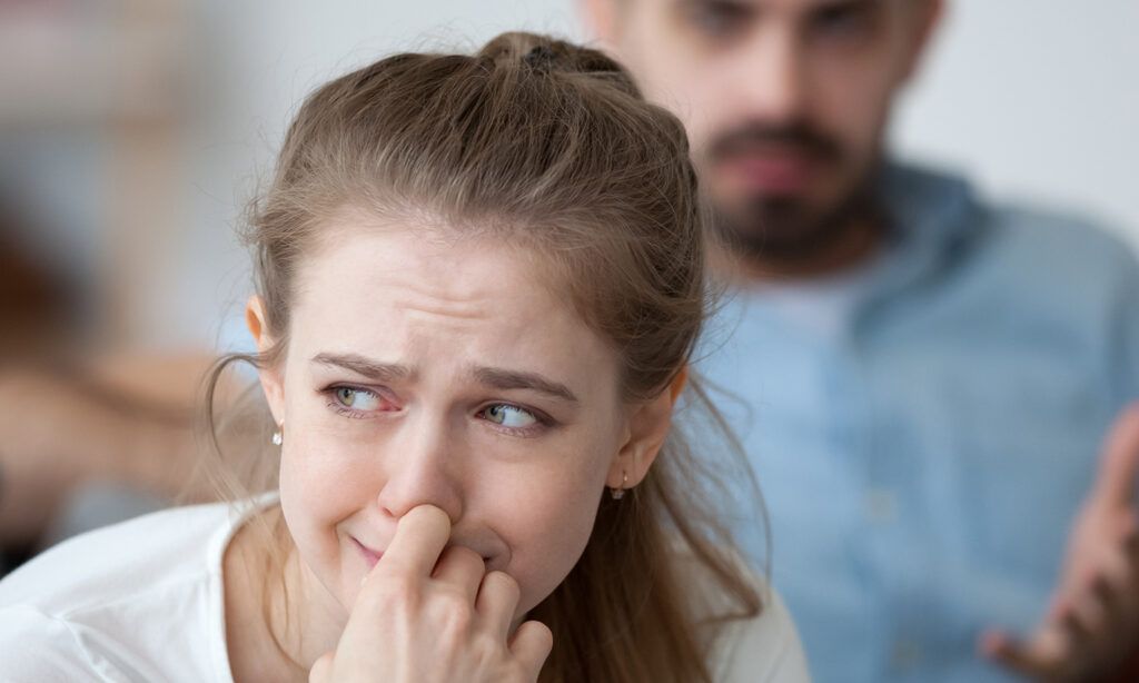 Tensiunile și suferința în relații toxice pot fi explicate mai clar decât oriunde altundeva dacă înțelegem mecanismele psihologice care le determină