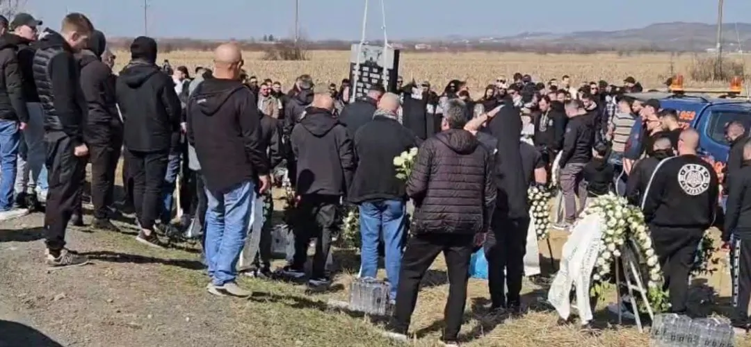 Foaie de amintire în Timișoara: suporteri greci, la locul tragic al accidentului, pentru a onora memoria victimelor Sâmbătă, Timișoara a fost martorul unei acțiuni simbolice menite să păstreze vie memoria celor care și-au pierdut viața în tragedia din apropierea orașului