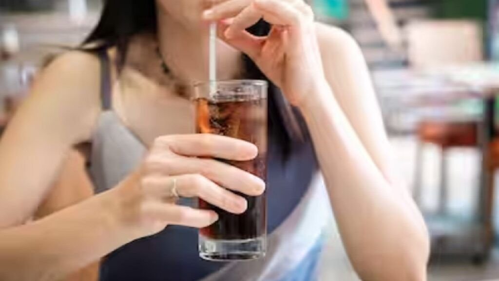 Consumul frecvent de băuturi îndulcite cu zahăr, aparent inofensive, ar putea avea consecințe grave pentru sănătate, conform unui studiu internațional recent