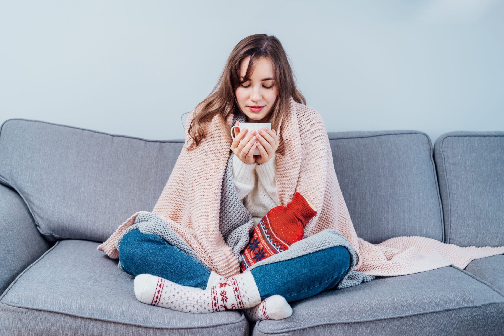 Când temperaturile scad sub zero, sfaturile despre cum să ne menținem căldura în sezonul rece circulă rapid și devin repede parte din conversațiile cotidiene