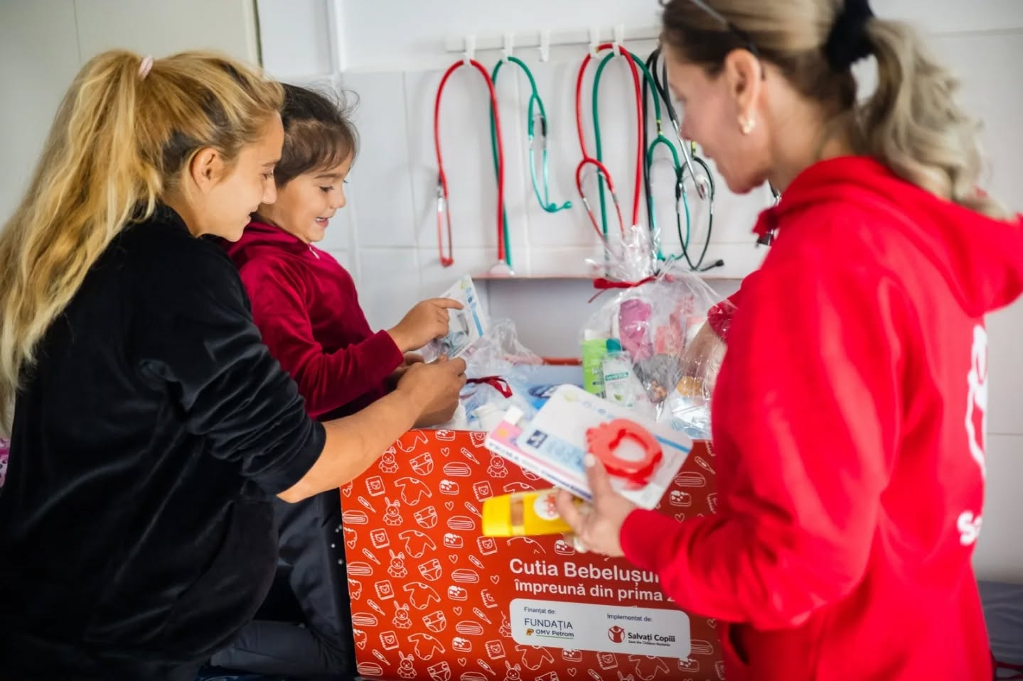 „Cutia Bebelușului” revine în România, oferind șanse la viață și sănătate pentru mii de copii vulnerabili România continuă să lupte cu una dintre cele mai ridicate rate de mortalitate infantilă din Uniunea Europeană, o problemă care nu poate fi ignorată, mai ales în contextul în care aproape 6 din 1.000 de nou-născuți nu supraviețuiesc din cauza nașterilor premature sau a altor complicații medicale