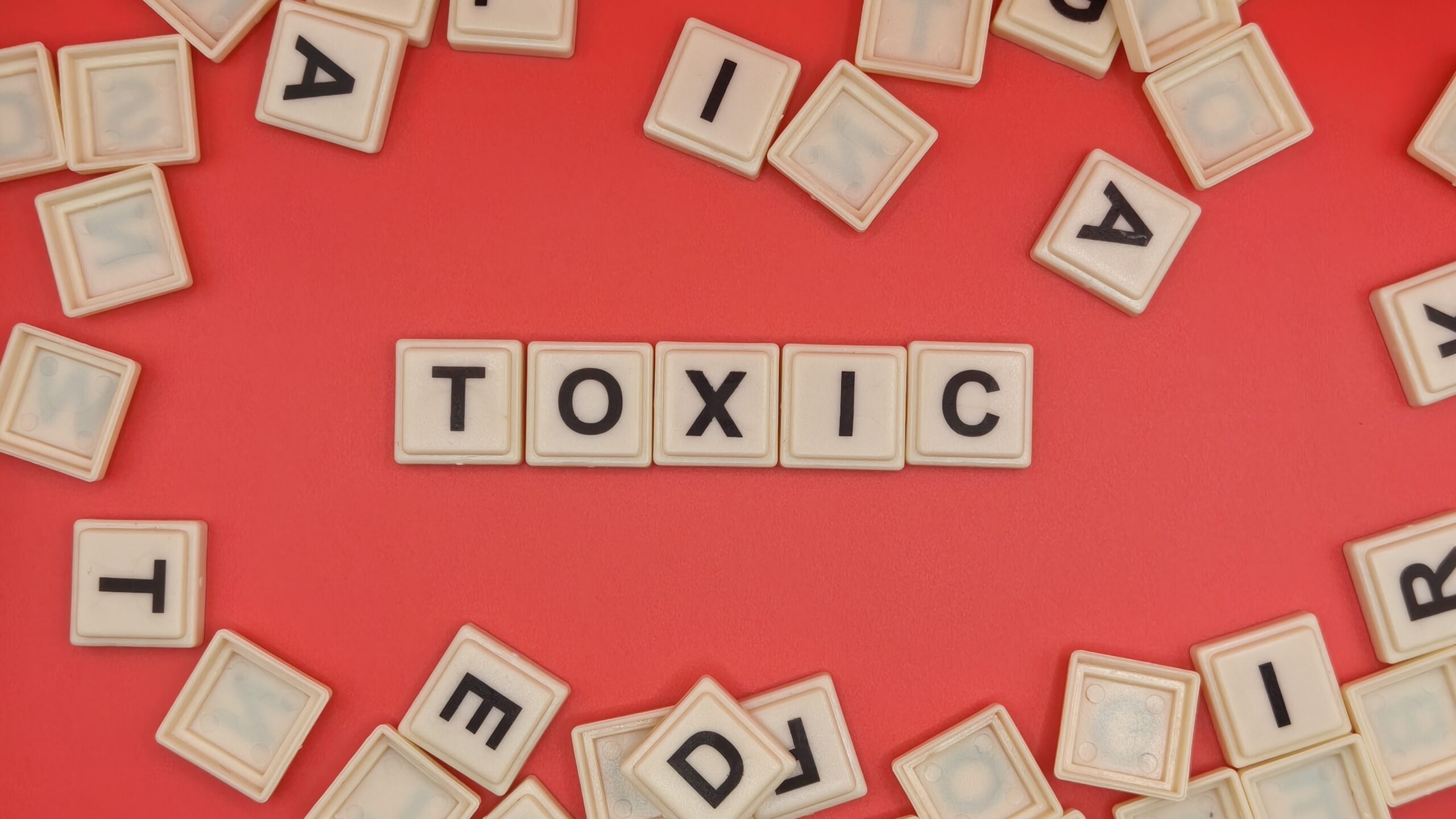 Cuvintele pot fi mai puternice decât se crede adesea, nu doar pentru ceea ce exprimă, ci și pentru impactul subtil pe care îl pot avea asupra sufletului și relațiilor noastre