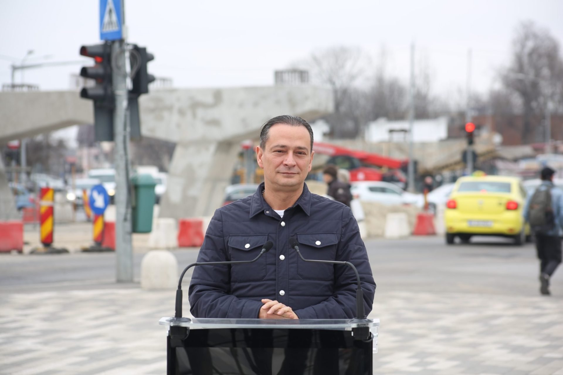 Primăria Sectorului 4 anunță începutul lucrărilor pentru pasajul de la Apărătorii Patriei, dar controversele din spate amenință să umbrească acest proiect de infrastructură Cu o declarație plină de entuziasm, primarul Daniel Băluță a anunțat sâmbătă, 14 martie, că montarea tablierului metalic pentru pasajul de la Apărătorii Patriei a început, marcând un pas important în dezvoltarea rețelei de infrastructură rutieră a sectorului