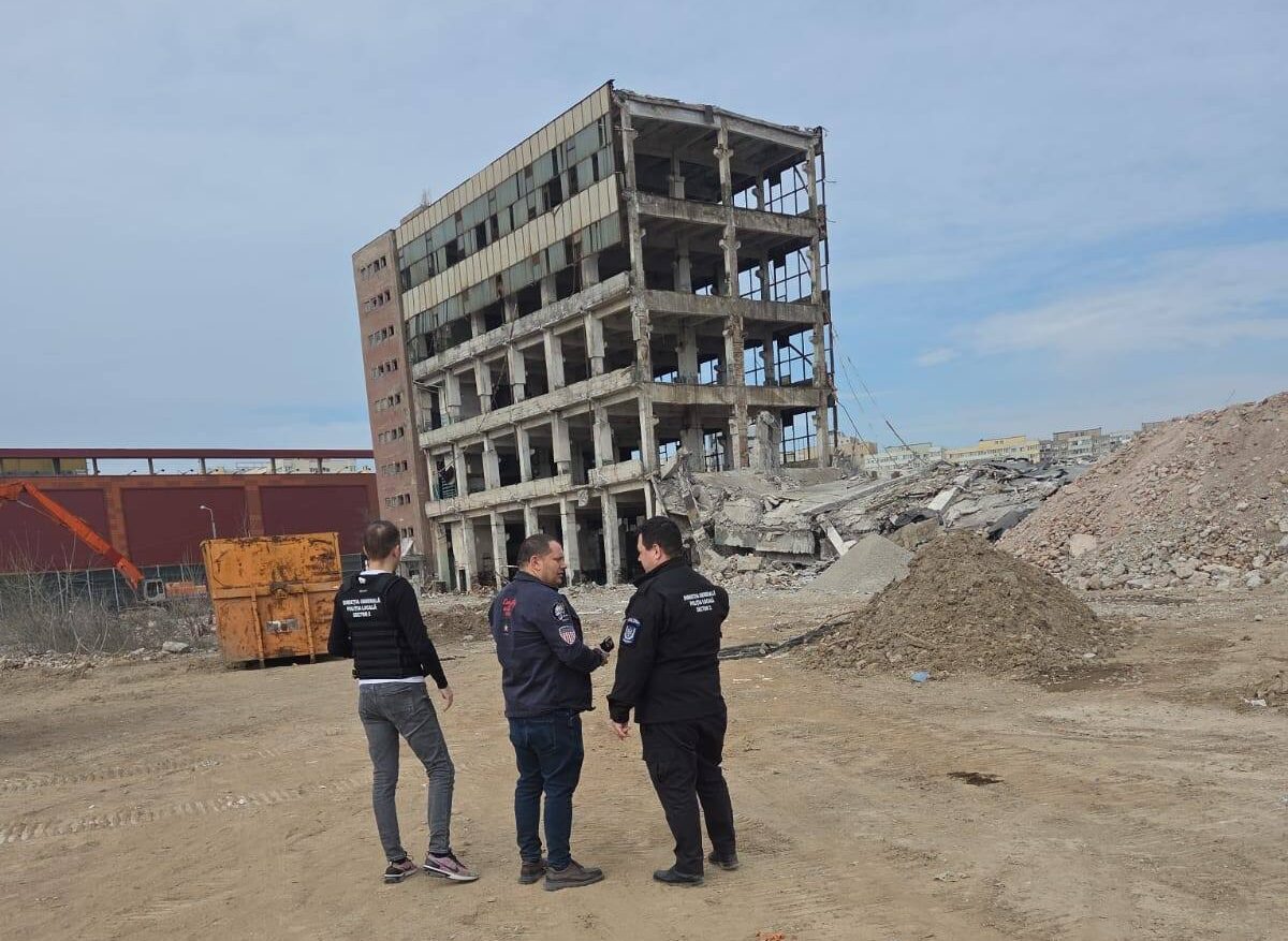 Demolare ilegală a clădirii de pe platforma Aversa, în Sectorul 2: sancțiuni și controale continuate Un imobil de pe platforma industrială a fostei fabrici Aversa, situat pe strada Ziduri Moși din Sectorul 2 al Capitalei, a fost demolat fără respectarea autorizărilor legale, atrăgând mobila sancțiune aplicată de autorități