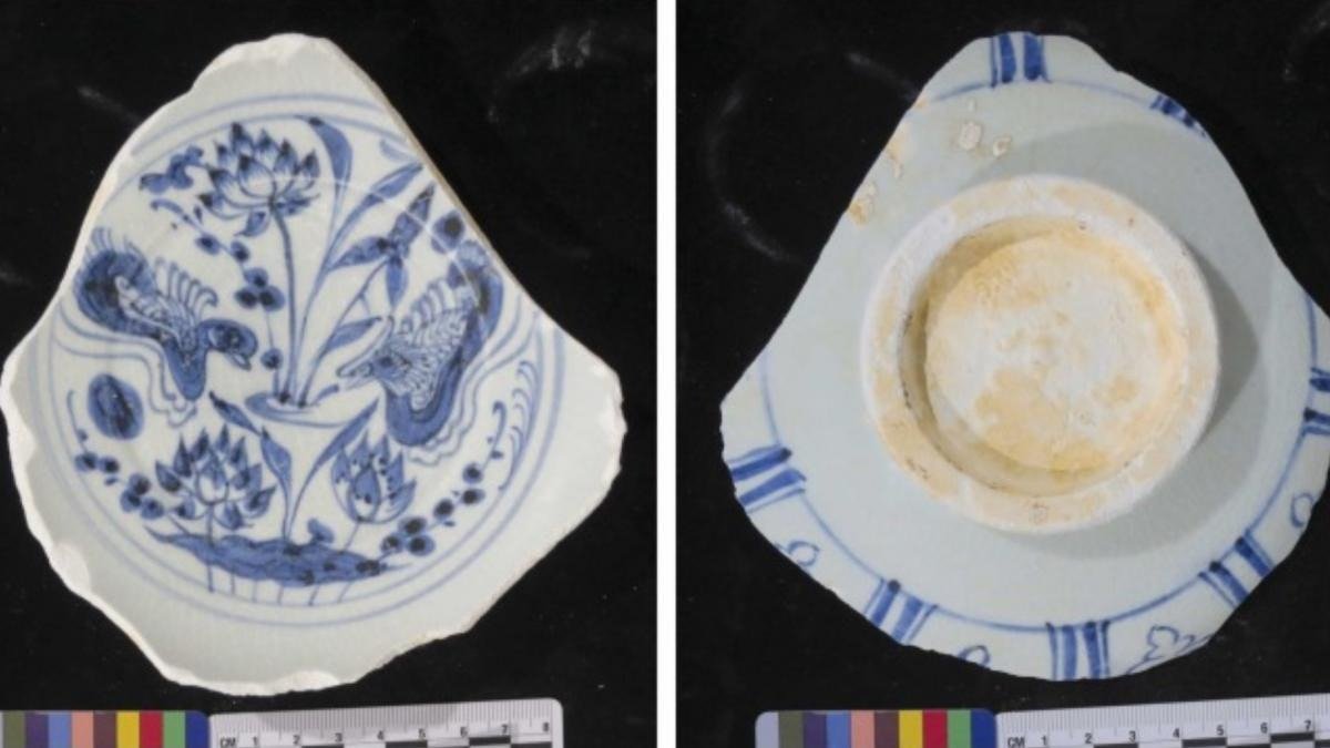 Descoperire arheologică de senzație: o epavă plină cu porțelan albastru-și-alb, simbol al comerțului medieval în Asia O descoperire de excepție a fost făcută recent în largul coastelor Singapore, unde arheologii maritimi au identificat o epavă ce păstrează un carusel impresionant de obiecte din porțelan