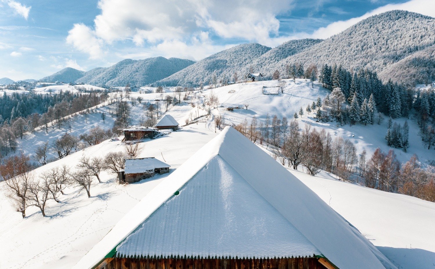 România se dovedește a fi o destinație ideală pentru vacanțele de iarnă, oferind un spectacol de peisaje și experiențe care variază de la munți impunători, păduri încremenite în zăpadă și sate tradiționale, până la zone naturale mai puțin frecventate, încărcate de istorie și autenticitate