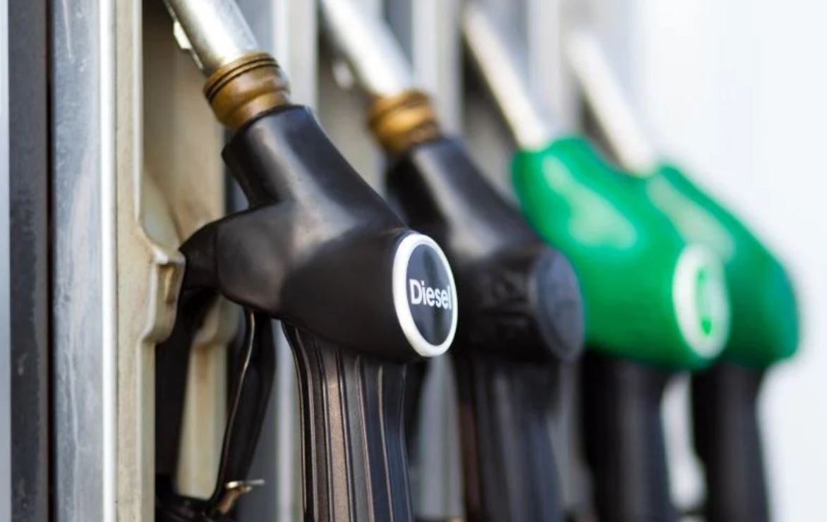 Prețurile carburanților cresc din nou, a treia în trei zile, din cauza conflictului din Orientul Mijlociu—Cât costă benzina și motorina pe 6 martie