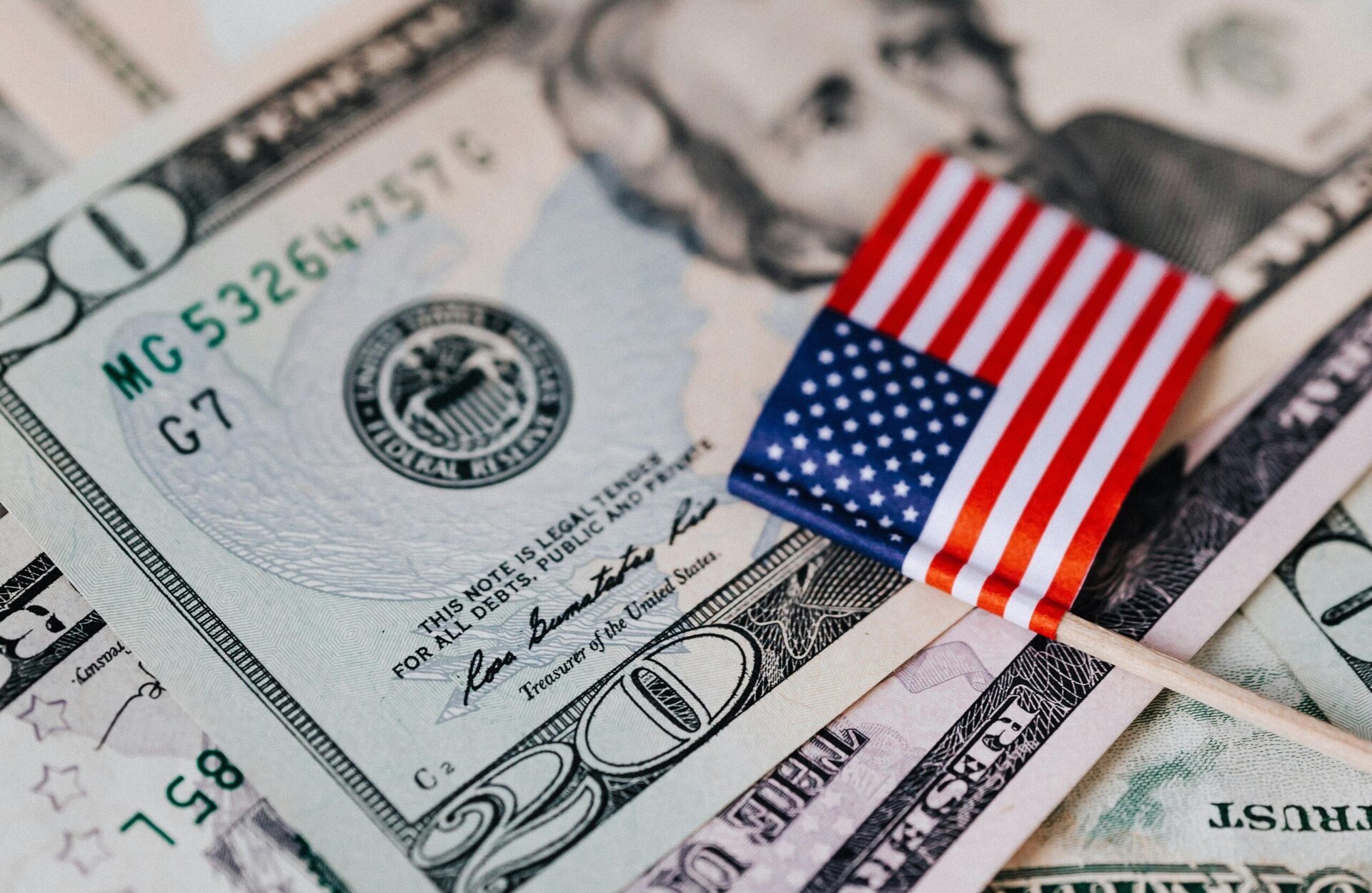 Ce înseamnă cu adevărat capitalismul și ce rol au socialiștii în acest peisaj În contextul tensiunilor din zona economică și politică, o dezbatere aparent veche, dar mereu actualizată, revine în prim-plan: cine sunt, de fapt, socialiștii și cât de mult se deosebesc, sau poate se intersectează, cu capitaliștii? În special în perioada în care discuțiile despre redistribuire, egalitate și bunăstare sunt mai acaparatoare ca niciodată, aceste întrebări își cer răspunsurile