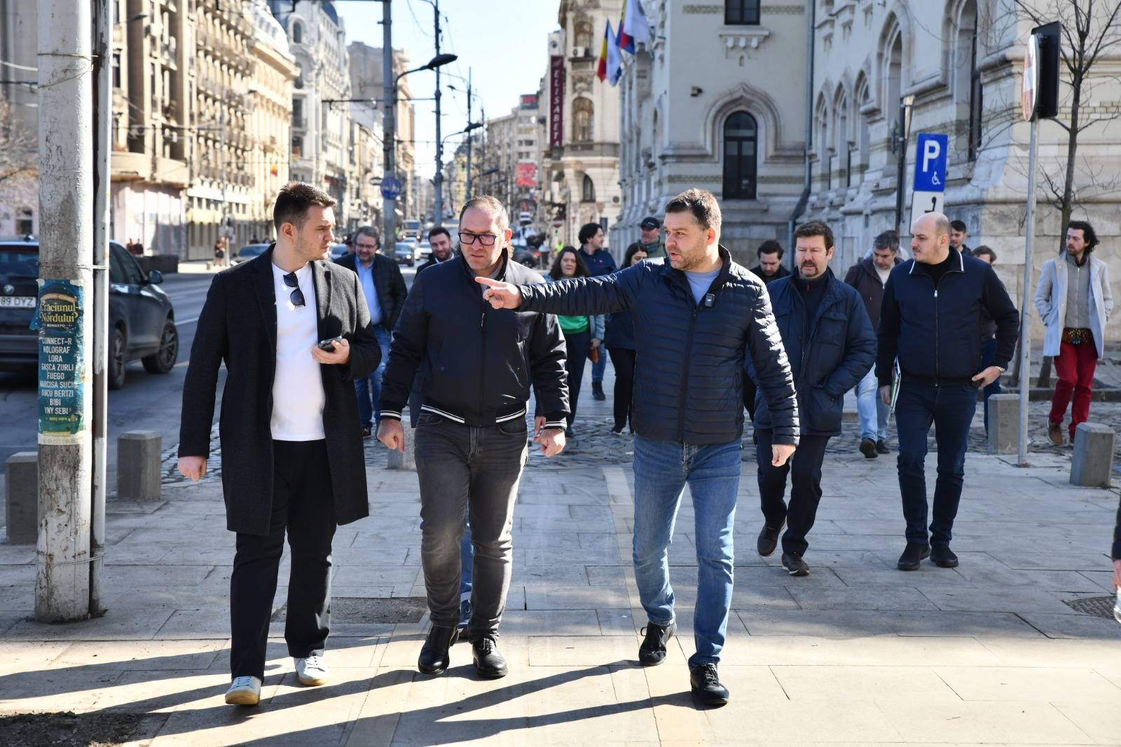 Primarul Ciprian Ciucu duce o campanie de imagine în centrul Capitalei, dar rămâne de văzut dacă va reuși să transforme aparițiile media în rezultate concrete pentru București Primarul Sectorului 6, Ciprian Ciucu, a ieșit sâmbătă în stradă pentru o vizită de lucru în centrul Capitalei, într-un gest simbolic menit să arate că pune umărul la revitalizarea zonei