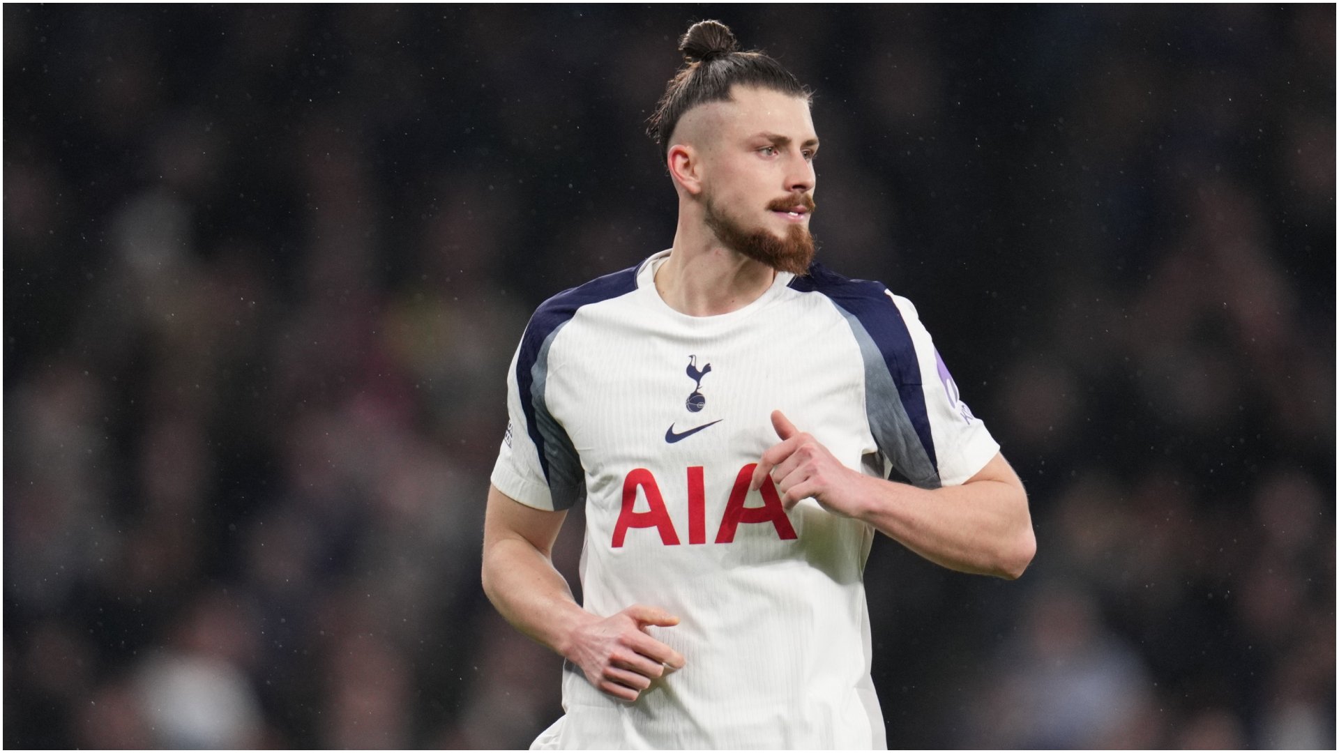Radu Drăgușin absent la Tottenham – motivul surprinzător din dreptul regulamentului englez Lupa de pe tabela de marcaj s-a mutat, din nou, asupra echipei Tottenham, unde absențele din defensivă devin deja o obișnuință, dar motivul pentru lipsa de pe teren a lui Radu Drăgușin insolitează situația