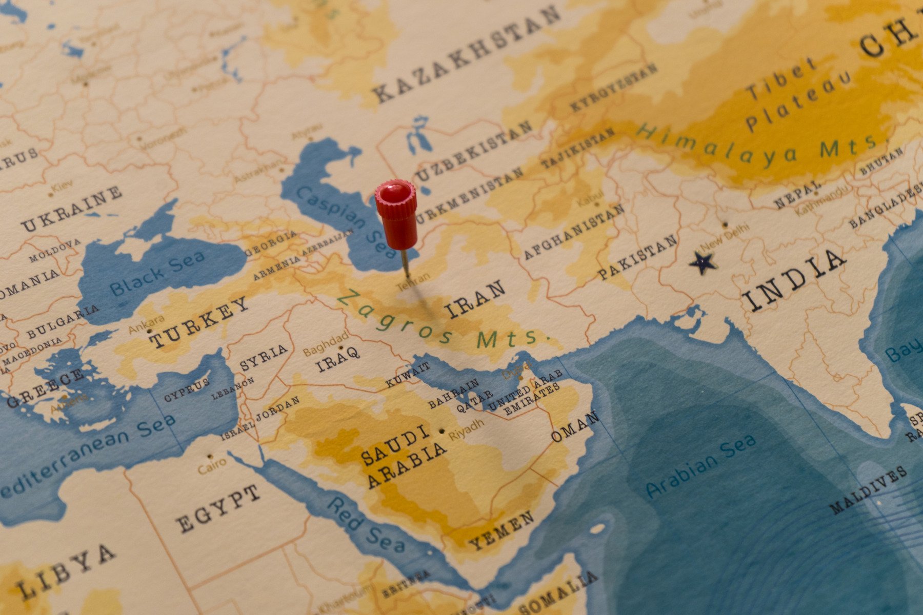 Escaladarea tensiunilor în Orientul Mijlociu: Iranul profită de conflictele din Ucraina și Israel pentru a-și întări poziția regională Conflictul în creștere între Statele Unite, Israel și Iran amenință să degenereze într-o criză regională de amploare, în condițiile în care majoritatea experților avertizează asupra faptului că Teheranul ar putea avea de câștigat din situație, chiar dacă aparent superioritatea militară a adversarilor săi este evidentă