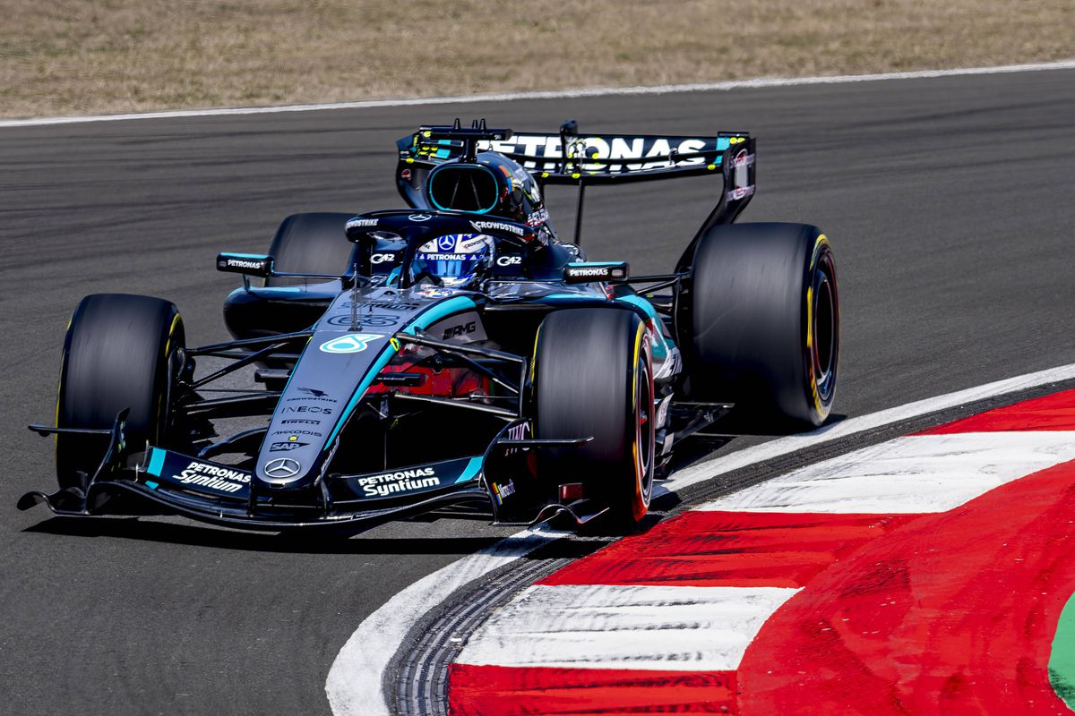 George Russell pleacă din pole position în cursa de Sprint din China, demonstrând încă o dată puterea echipei Mercedes la începutul sezonului 2026