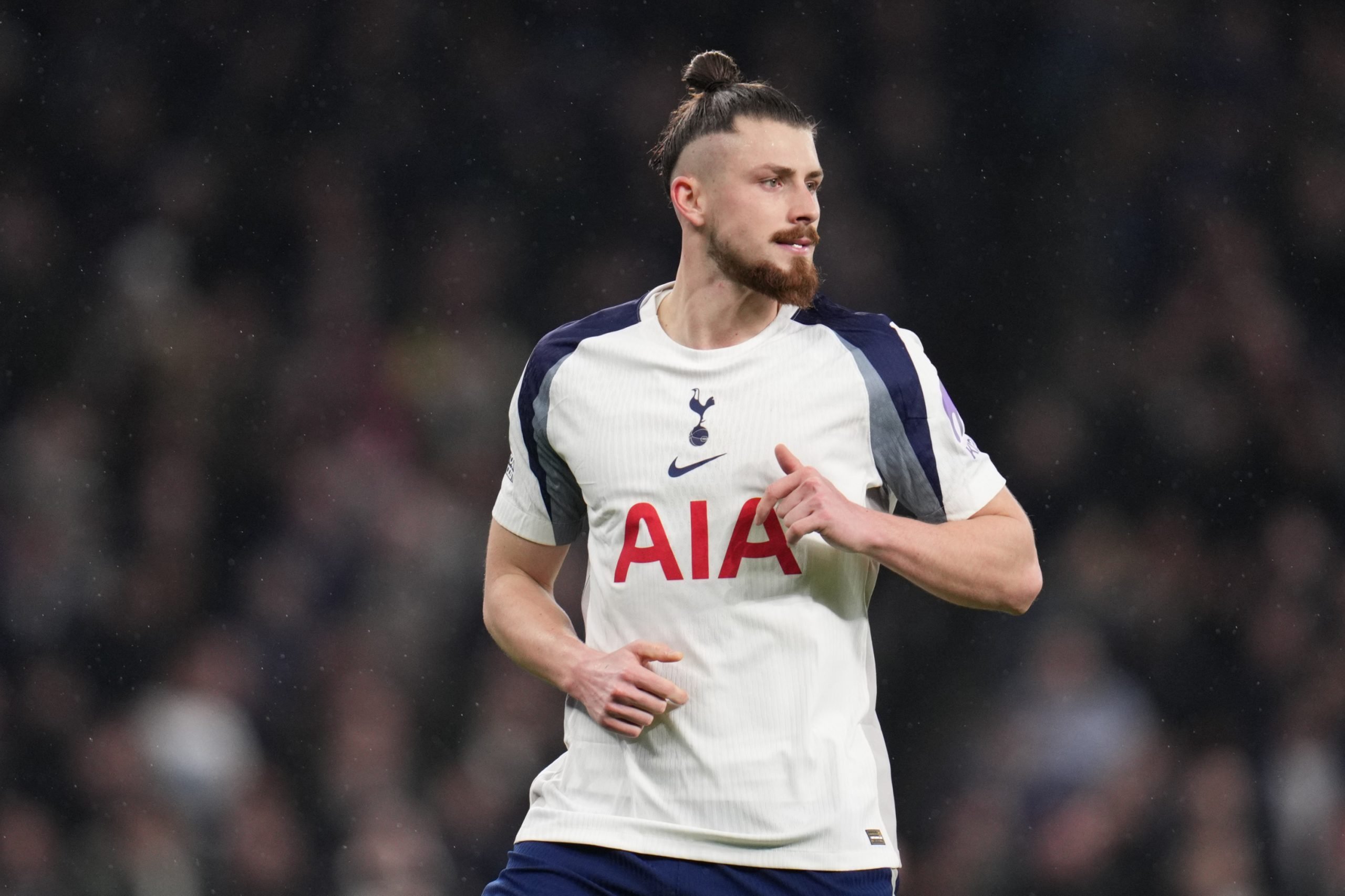 Tottenham în criză profundă: o nouă înfrângere pe teren propriu și un fost jucător care critică dur forma echipei Un spectacol dezamăgitor și o atmosferă tensionată au marcat partida dintre Tottenham și Crystal Palace, disputată pe teren propriu, în cadrul rundei cu numărul 29 din Premier League