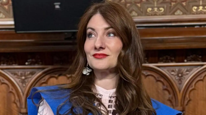 Un român a făcut istorie în Spania: Elena Bianca Ciobanu Selaru, prima la examenul național pentru rezidențiat Elena Bianca Ciobanu Selaru, o medică de 41 de ani din România, a reușit să atragă atenția nu doar în țara sa natală, ci și peste hotare, fiind prima la cel mai important examen din sistemul medical spaniol