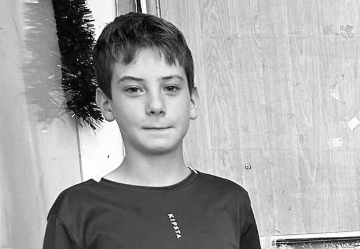 Tragedie în Ipotești: un elev de clasa a VIII-a și-a pierdut viața pe terenul de sport, în timp ce se afla în timpul orei de educație fizică