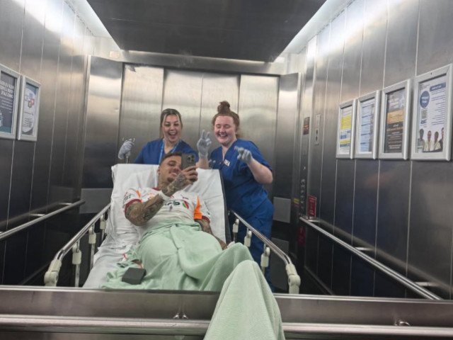 Noa Lang, jucătorul de 26 de ani al echipei Galatasaray, a fost implicat într-un incident grav în timpul meciului cu Liverpool, după ce s-a tăiat la deget în timpul partidei și a suferit o hemoragie abundentă