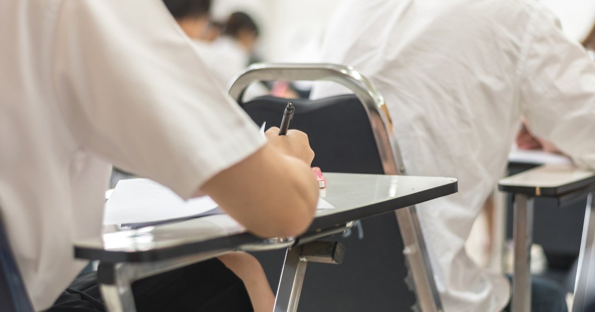 Elevii de liceu înscriși la clasele a XII-a și a XIII-a, fie în formă de învățământ seral, fie cu frecvență redusă, au susținut miercuri, 25 martie, proba la alegere a profilului și specializării din cadrul simulării examenului de Bacalaureat 2026