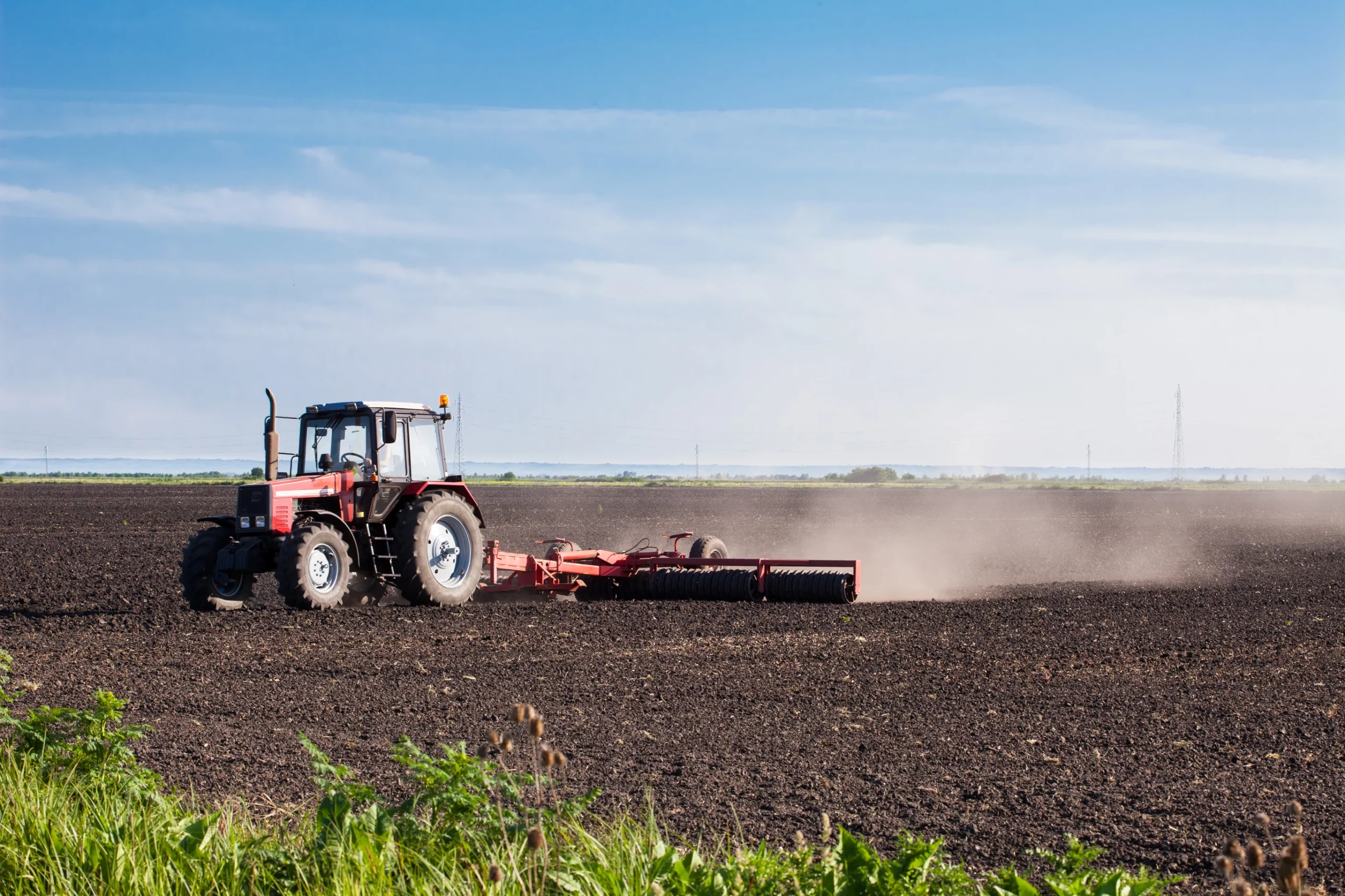 Scumpirea carburanților devastează bugetele fermierilor și compromite economia agricolă a României Creșterea prețurilor la carburanți a devenit o problemă stringenta pentru agricultori, care se confruntă cu costuri în creștere pentru aproape toate activitățile din ferme