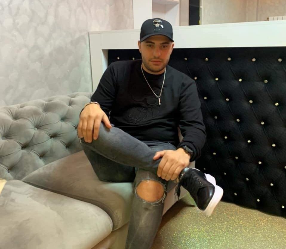 Fiul lui Nicolae Guță, prins la volan fără permis și sub influența substanțelor interzise, va fi prezentat în fața magistraților Un incident rutier consumat recent în județul Hunedoara ar putea avea repercusiuni serioase pentru fiul celebrului manelist Nicolae Guță