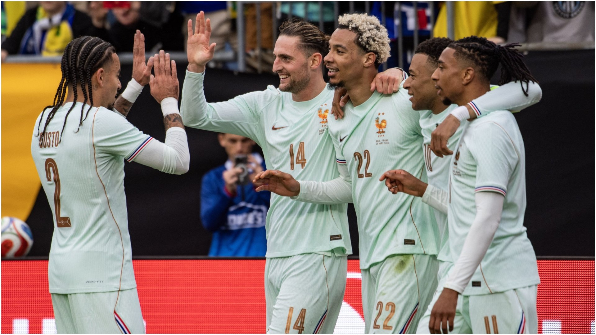 Naționalele care nu participă la barajele de calificare pentru Campionatul Mondial își umplu programul cu meciuri amicale, unele dintre acestea trezind mai mult interes decât partidele oficiale