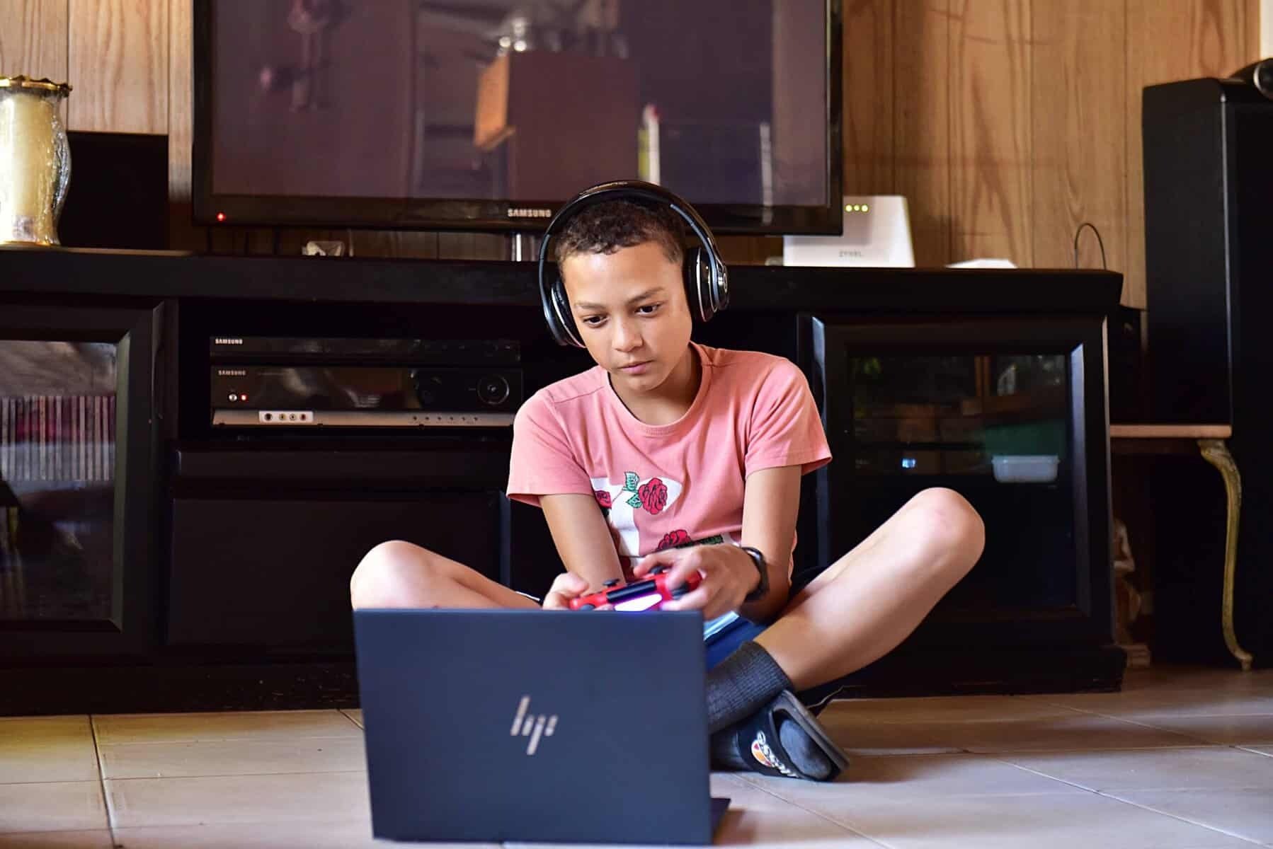 Laptopurile de gaming, deși aparent mai mici și mai mobile decât desktopurile, găzduiesc de fapt sisteme extrem de puternice, scalate pentru performanță în condiții limitate de spațiu și răcire