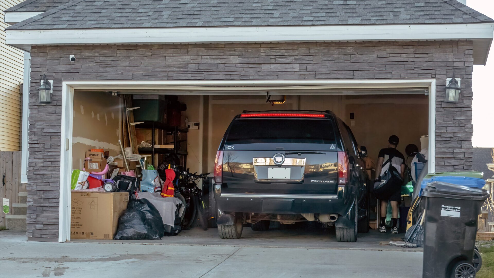 Deși mulți proprietari de garaje din Germania preferă să le folosească ca spații suplimentare de depozitare, atelier sau chiar ca loc pentru hobby-uri, legislația locală impune reguli stricte cu privire la modul în care aceste spații pot fi exploatate