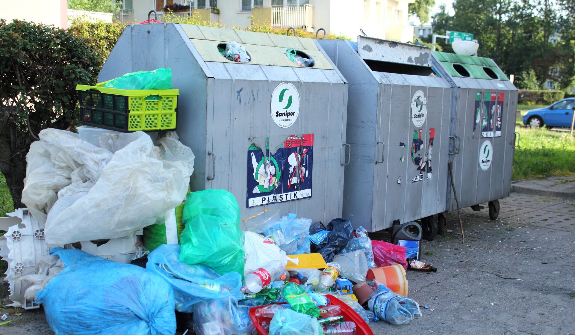 Abandonarea mobilierului pe domeniul public devine o infracțiune clar definită în legislație, ceea ce înseamnă că aruncarea deșeurilor voluminoase, precum dulapuri, canapele sau electrocasnice mari, nu mai poate fi considerată o simplă greșeală sau o chestiune de nepăsare