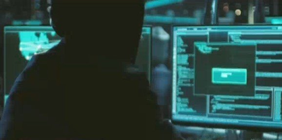 Peste un milion de români au fost vizati recent de escroci care au folosit o metodă sofisticată pentru a frauda victimele, făcând uz de imaginea unei cunoscute companii de curierat din România și trimițând mesaje false ce conțin link-uri periculoase