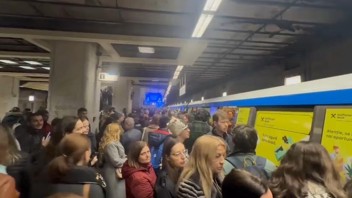 Probleme în circulația metroului bucureștean în această dimineață, după ce un tren de pe Magistrala 2 a fost retras din serviciu în mod neașteptat din cauza unei uși defecte, la stația Unirii 2