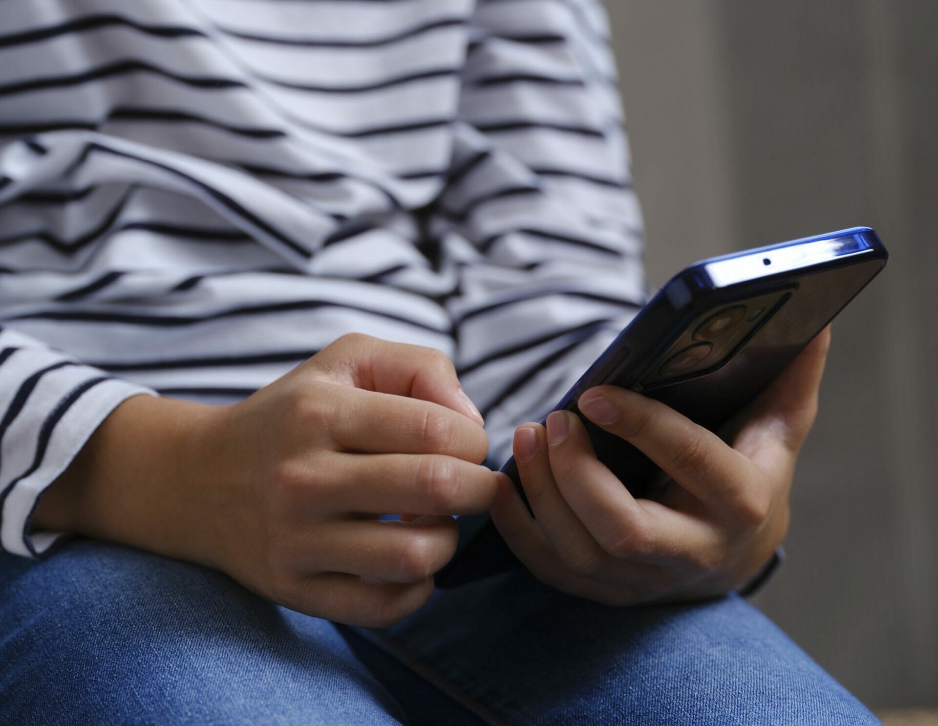 Londra își intensifică războiul împotriva furturilor de telefoane mobile, mutând accentul de la imaginea de hoț de stradă la un lanț infracțional transnațional