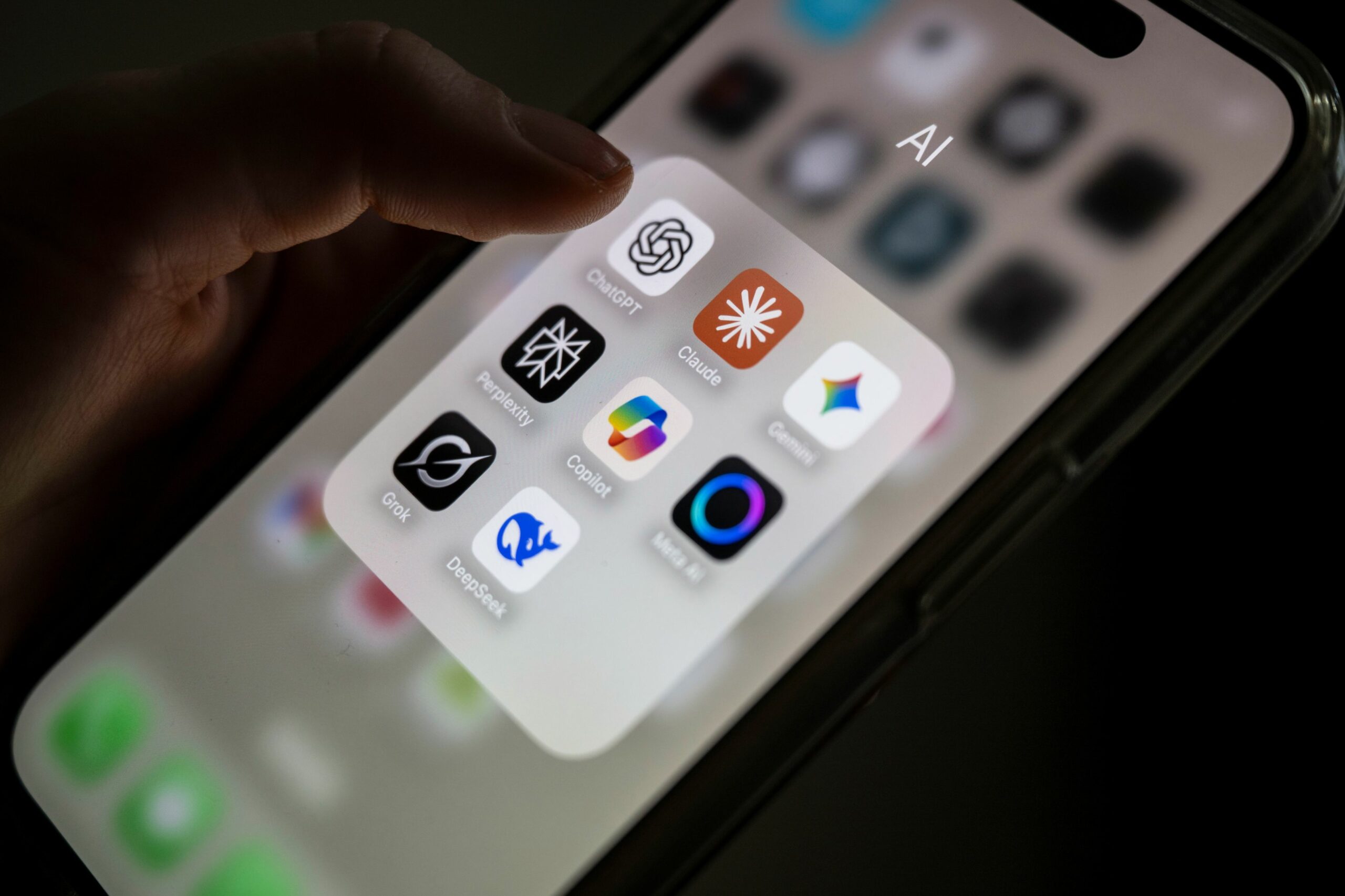 Reacție dură din partea utilizatorilor ChatGPT după anunțul recent privind parteneriatul OpenAI cu Departamentul Apărării al SUA, o mișcare care a pus compania pe tapetul criticilor și a generat un val de dezinstalări masive ale aplicației