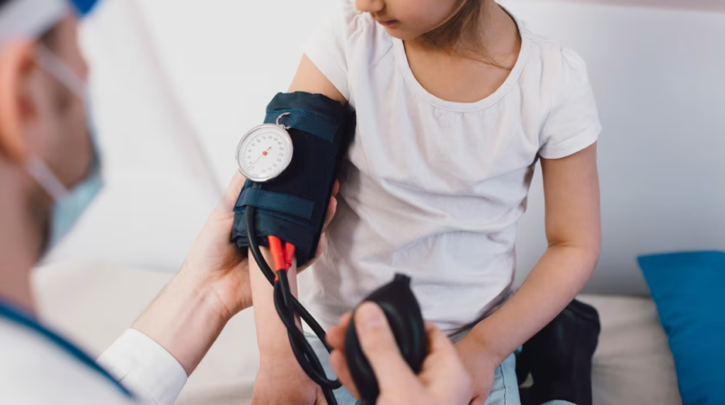 Persoanele care suferă simultan de insomnie și apnee obstructivă în somn se confruntă cu un risc semnificativ crescut de hipertensiune arterială și boli cardiovasculare, arată un studiu amplu realizat de cercetători de la Yale School of Medicine