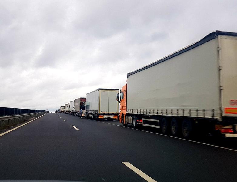 Confederația Operatorilor și Transportatorilor Autorizați din România (COTAR) a lansat un apel vehement către Guvernul de la București, solicitând reducerea accizelor la motorină și benzină cu 50%