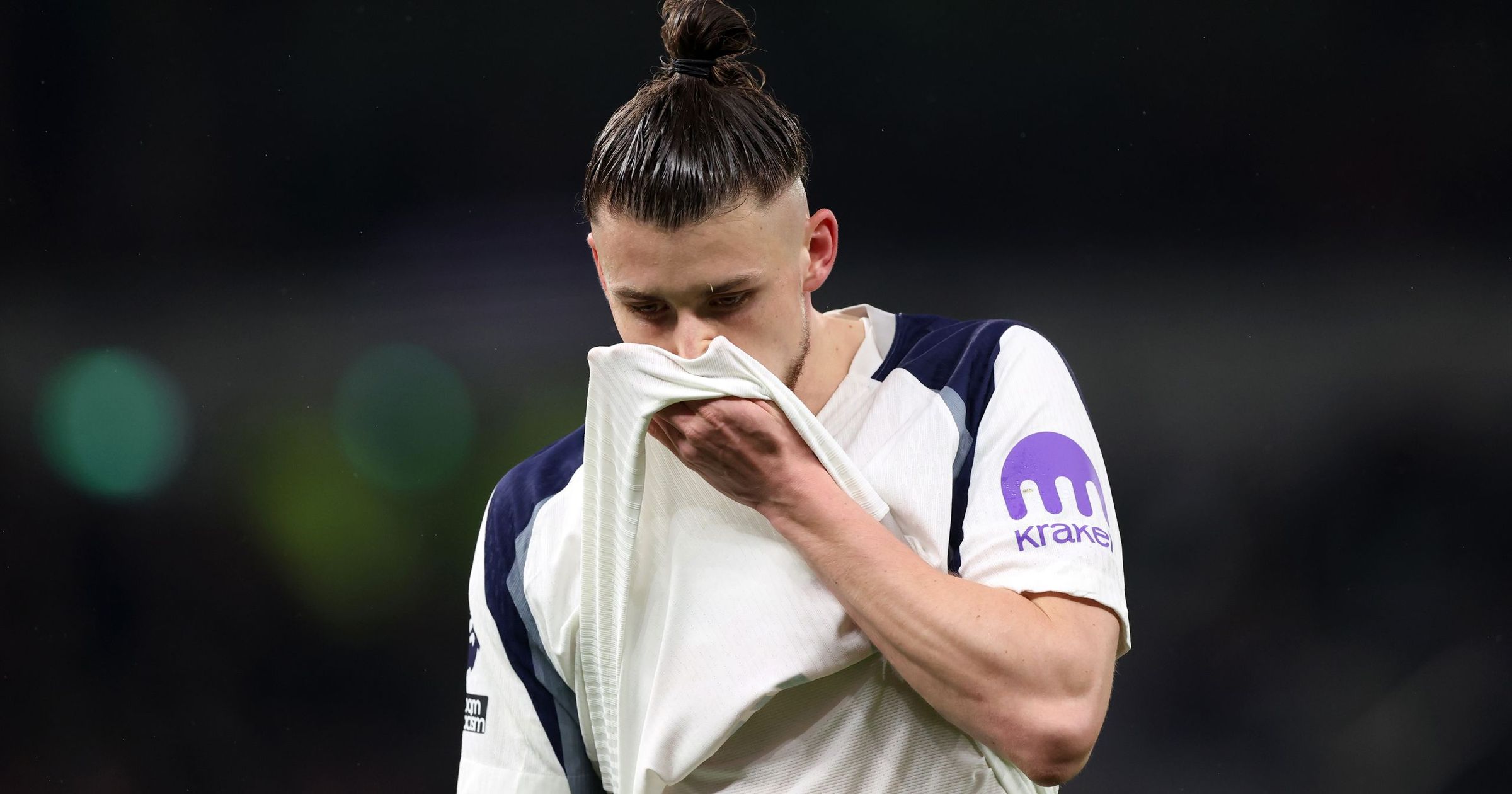 Riscul retrogradării și impactul financiar: povestea lui Radu Drăgușin la Tottenham Tottenham își croiește ultimele șanse de a evita retrogradarea în Premier League, în timp ce fundașul român Radu Drăgușin se află în centrul atenției din cauza unei accidentări care îl poate costa enorm