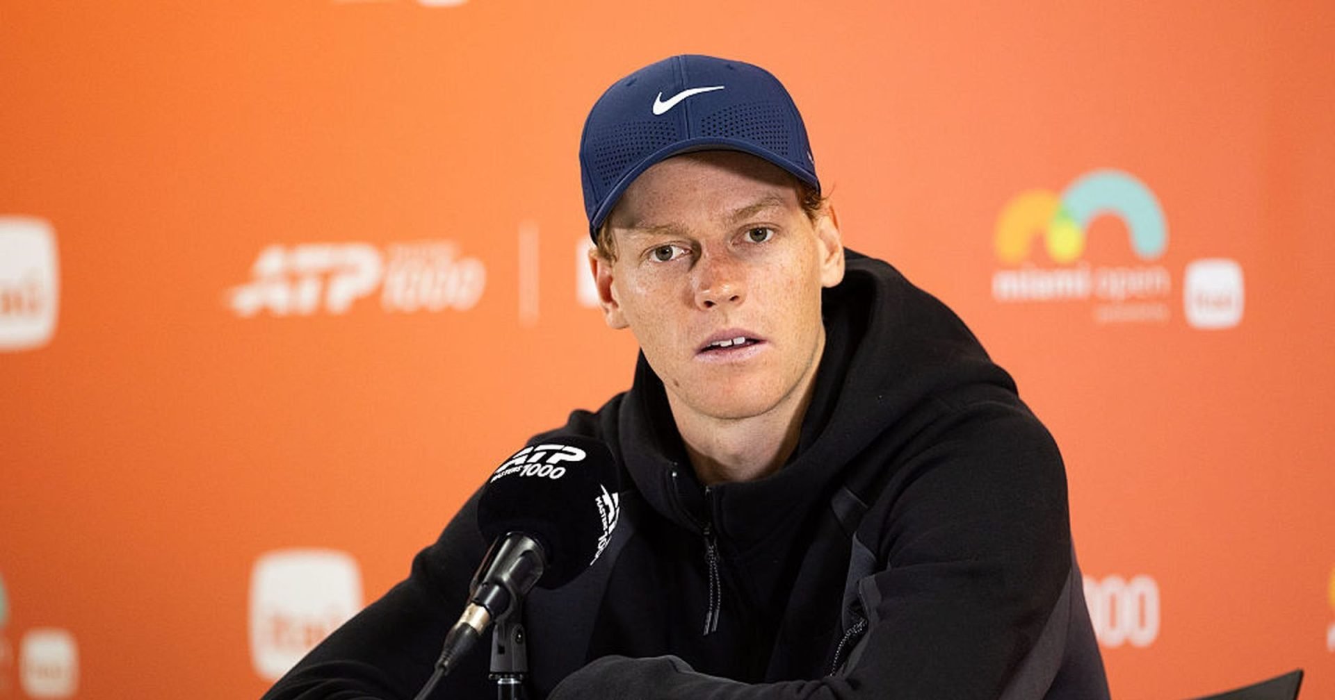 Jannik Sinner s-a calificat în finala Miami Open 2026, după o victorie în două seturi în fața lui Alexander Zverev, scor 6-3, 7-6, confirmând forma sa excelentă și apropierea de vârful ATP