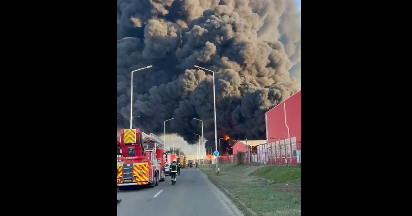 Un incendiu de amploare s-a declanșat miercuri dimineață în incinta unei fabrici de polistiren din municipiul Arad, generând un spectacol de fum gros și însoțit de o alertă generalizată pentru locuitorii din zonă