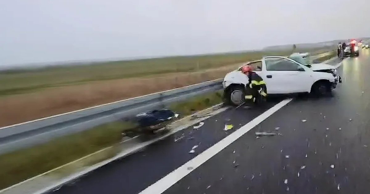 Un autocar în care se aflau 42 de persoane, dintre care 38 de copii, s-a răsturnat luni dimineață pe Drumul Expres Pitești – Craiova, după ce a intrat în coliziune cu un autoturism oprit, nesemnalizat corespunzător