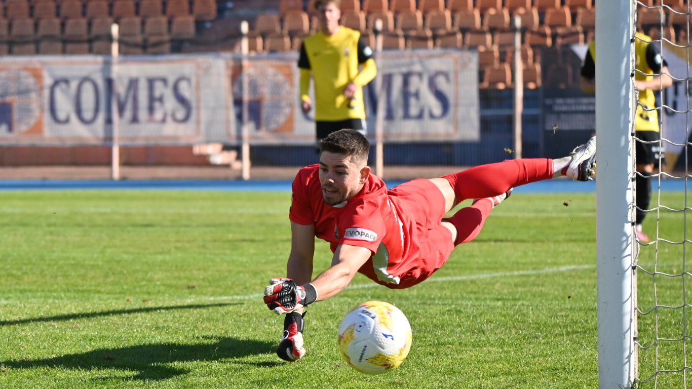 Poli Iași, cu o achiziție fără drept de joc, încearcă să găsească soluții pentru a-și îmbunătăți defensiva în plin sezon competițional Într-un sezon plin de provocări pentru cluburile din Liga 1, Poli Iași a surprins pe toată lumea printr-o decizie inedită: pentru prima și singura oară în această iarnă, clubul a reușit să transfere un jucător, însă mutarea nu a venit cu toate drepturile de joc incluse