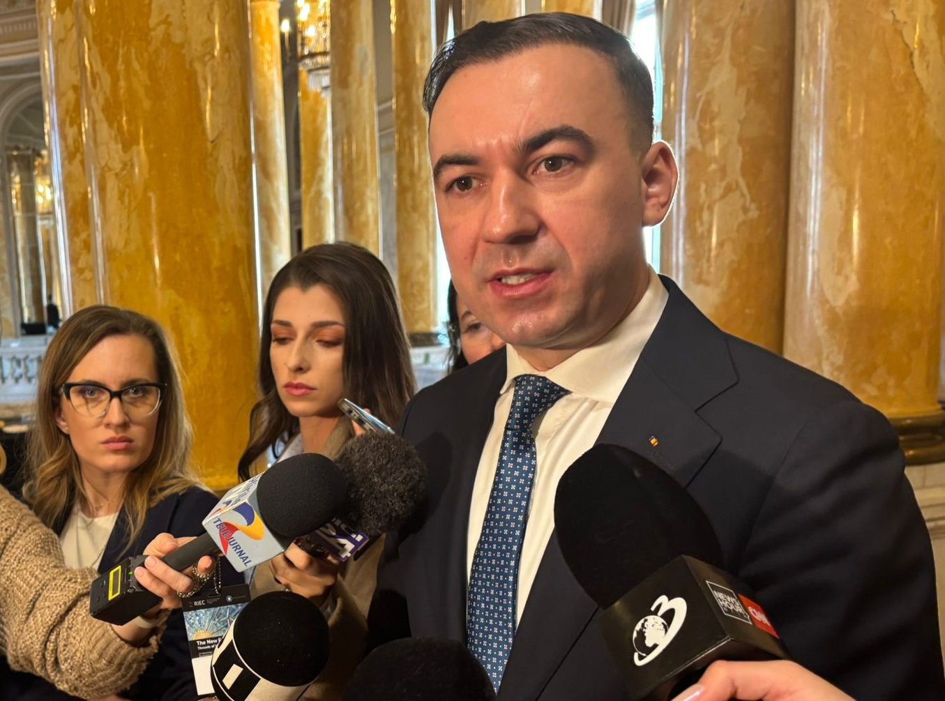 Ministrul Ivan avertizează: România pregătește mai multe scenarii pentru a contracara creșterea prețurilor la carburanți, inclusiv reducerea accizei Situația prețurilor la combustibili în România devine tot mai tensionată, pe fondul unor fluctuații internaționale fără precedent