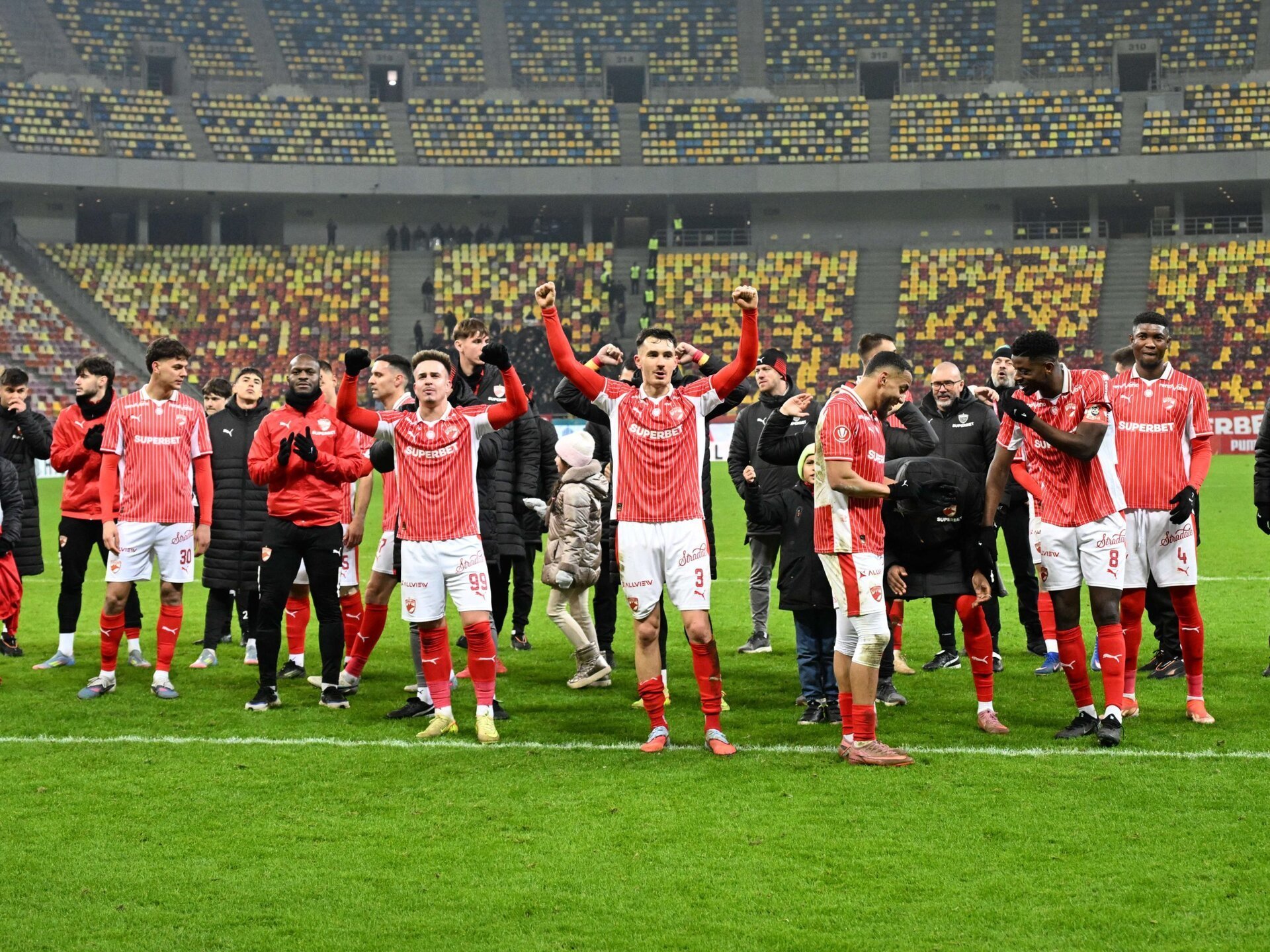 Alex Pop devine protagonista momentului la Dinamo, contribuind decisiv atât în campionat, cât și în Cupa României Un nume tot mai bun cunoscut fanilor dinamoviști, atacantul argentinian Alex Pop a avut parte de o seară de neuitat în ultimul timp, consolidându-și statutul de jucător crucial în echipa “alb-roșie”