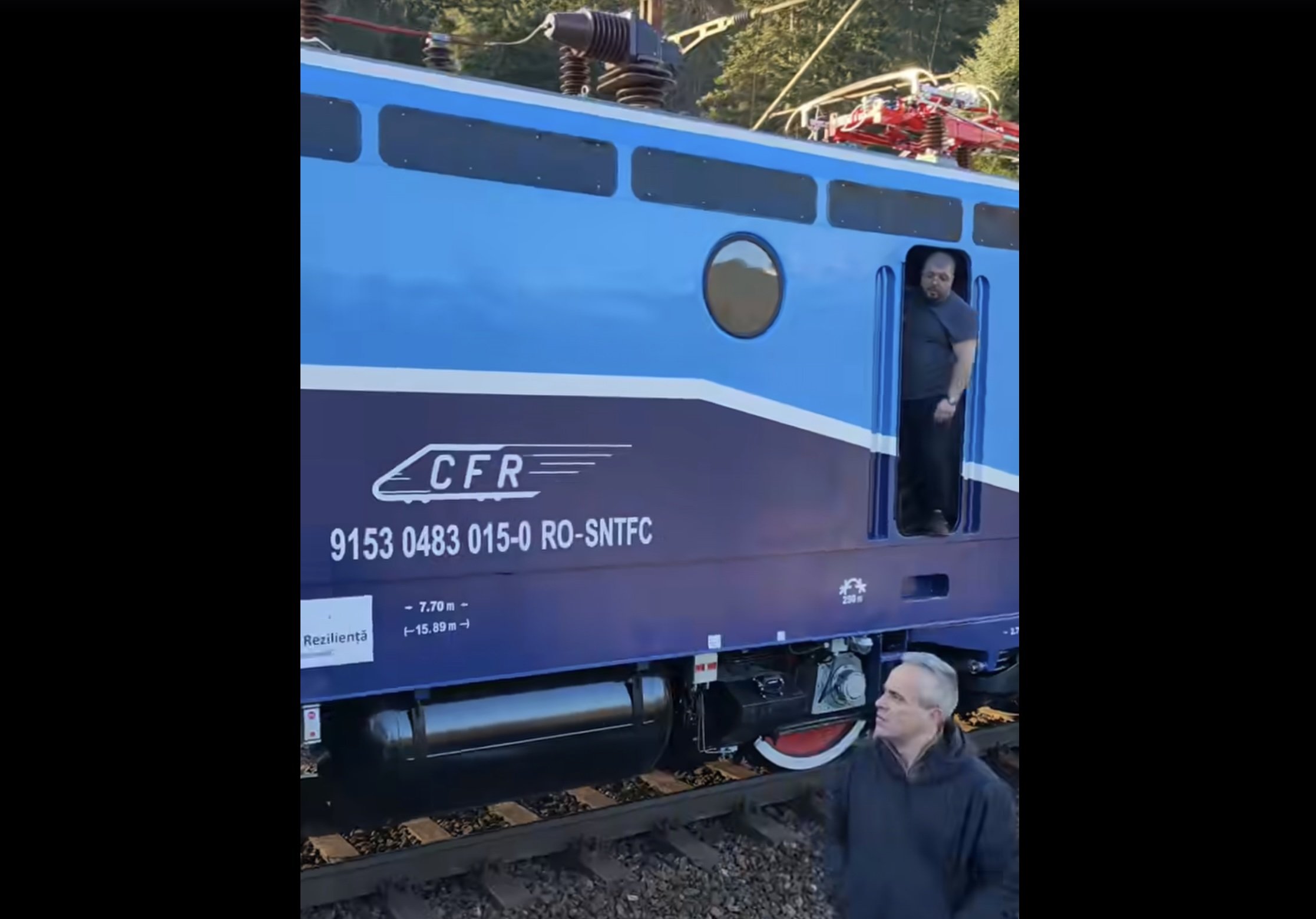 Locomotivă modernizată la Brașov, defectată la câteva ore după punerea în funcțiune, un incident ce a atras atenția nu doar pentru dificultățile tehnice în domeniul feroviar, ci și pentru circumstanțele inedite ale evenimentului