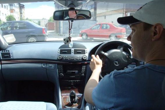 Aproximativ 600 de conducători auto cu mașini având volanul pe partea dreaptă au fost sancționați recent de polițiștii rutieri în întreaga țară, într-un efort de a asigura siguranța pe drumurile publice și de a respecta normele legislative privind circulația autovehiculelor