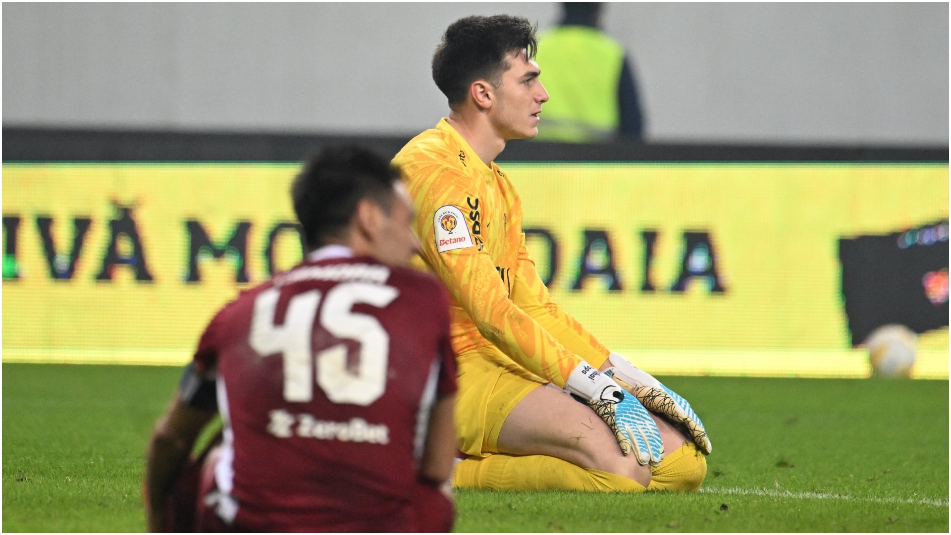 CFR Cluj, neînvinsă în duelurile din timpul regulamentar al sezonului 2026, suferă o ușoară dezamăgire după ce a fost eliminată în turul sferturilor de finală ale Cupei României Betano, رغم că a reușit să obțină un egal palpitant în prelungiri, 1-1, în fața Universității Craiova