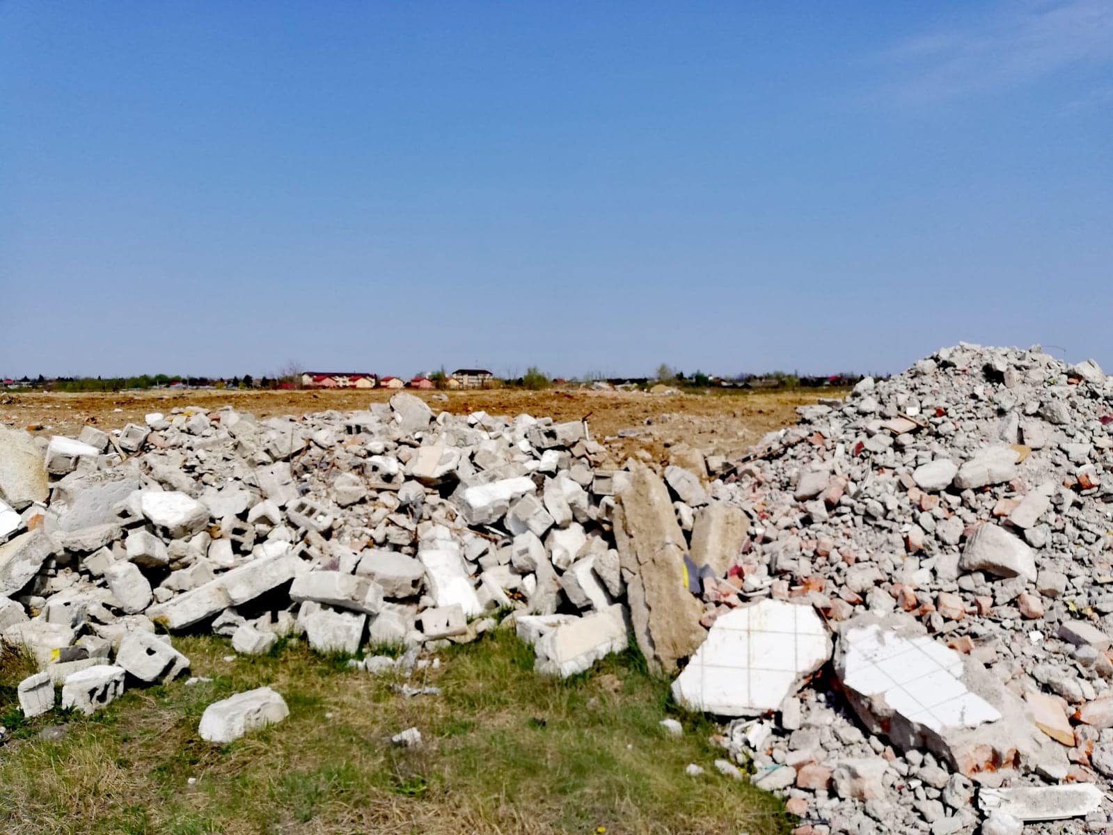 Primăria din Arad depozitează ilegal sute de tone de deșeuri și resturi de demolări, amendată cu 100.000 lei