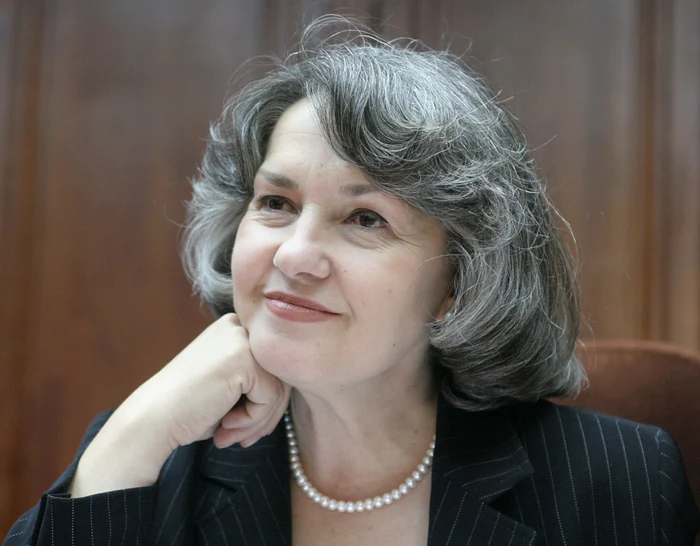 Mona Muscă, un nume emblematic al politichiei românești din ultimele decenii, trăiește acum o viață departe de lumina reflectoarelor, într-o discreție totală