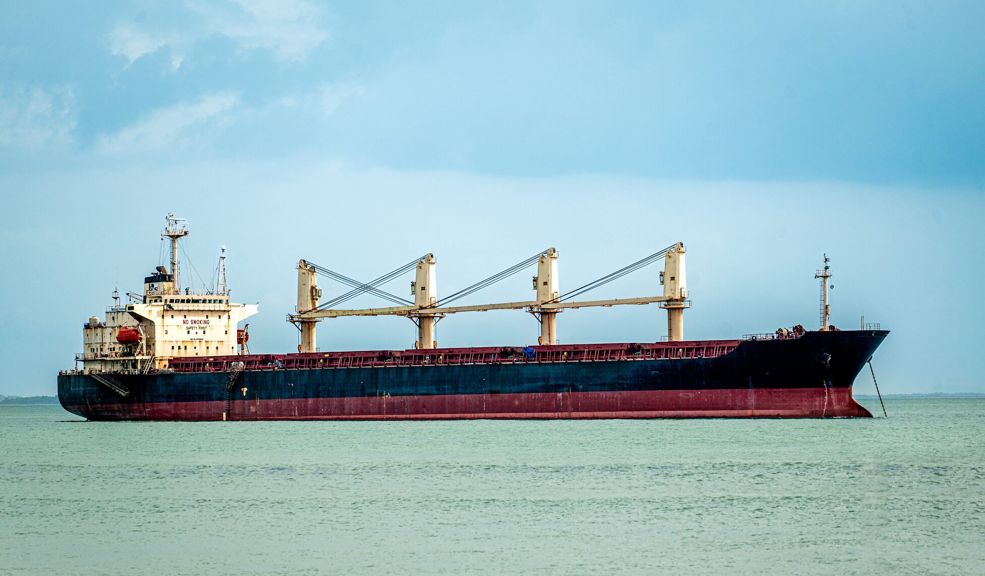 Marina militară a SUA pregătește escortarea navelor comerciale prin Strâmtoarea Ormuz, un canal vital pentru comerțul mondial de petrol și gaze, într-un context geopolitic tensionat care riskă să escaladeze riscul unei crize majore în regiune