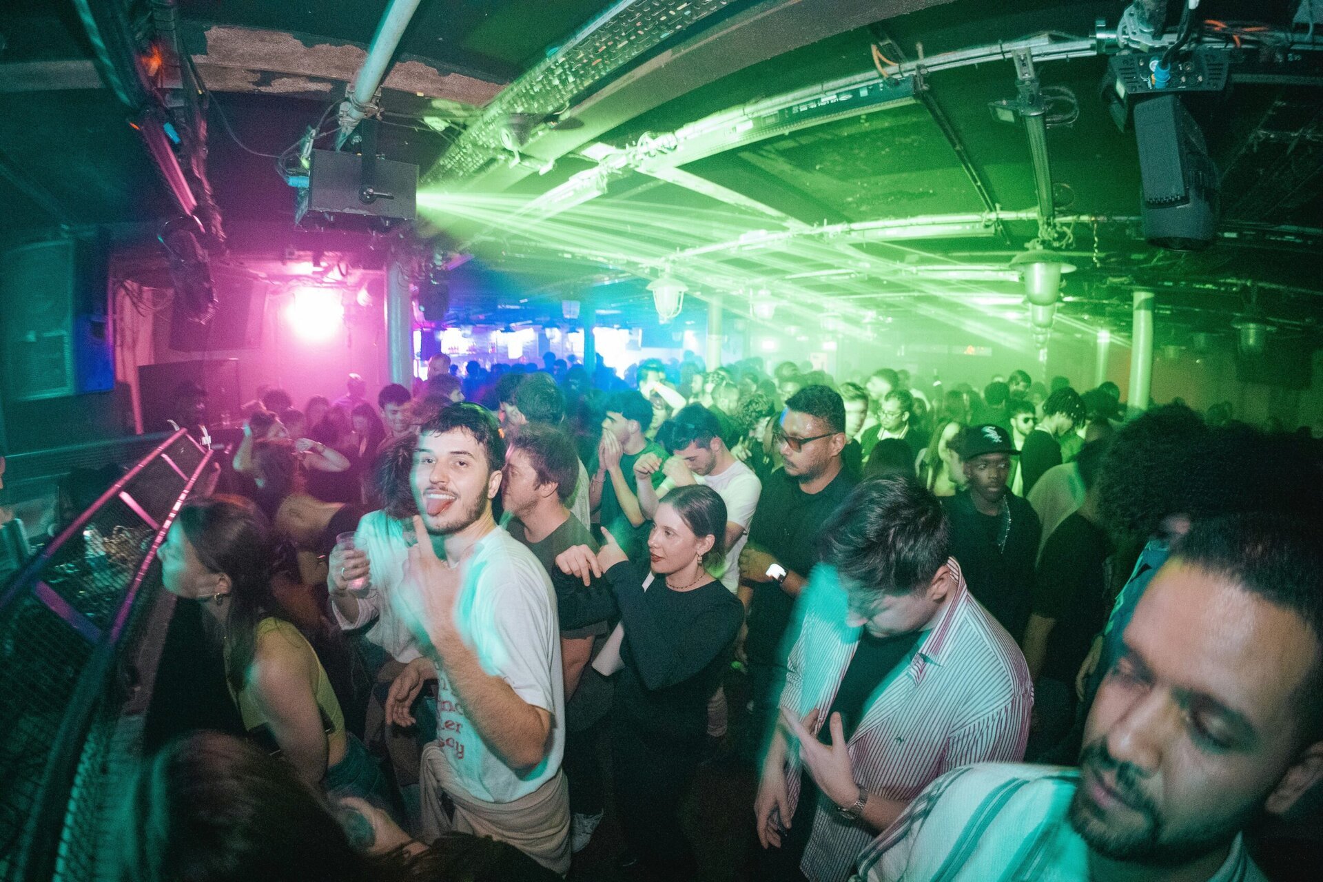 Tinerii din generația Z, mai preocupați ca niciodată de consumul excesiv de alcool, demonstrează o tendință alarmantă care continuă să îngrijoreze specialiștii în sănătate publică